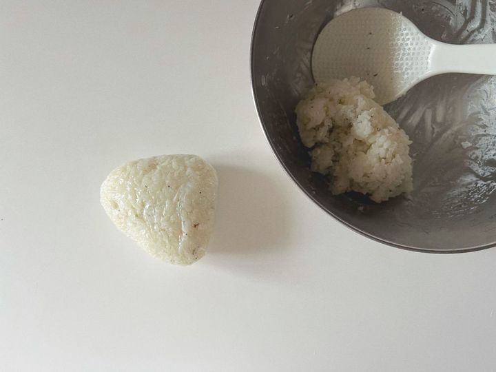 【簡単パリおにぎり】ブラックペッパーがアクセント！生ハムクリチのパリおにぎり【渡辺友美子のパリおにぎりのレシピ vol.1 〜レシピで旅するヨーロッパ〜】