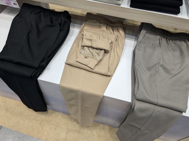 SOLOTEX(R)使用レイウォームテーパードパンツ