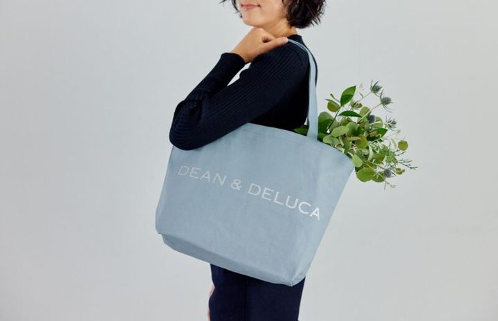 ディーン＆デルーカのチャリティトート スノーブルー色