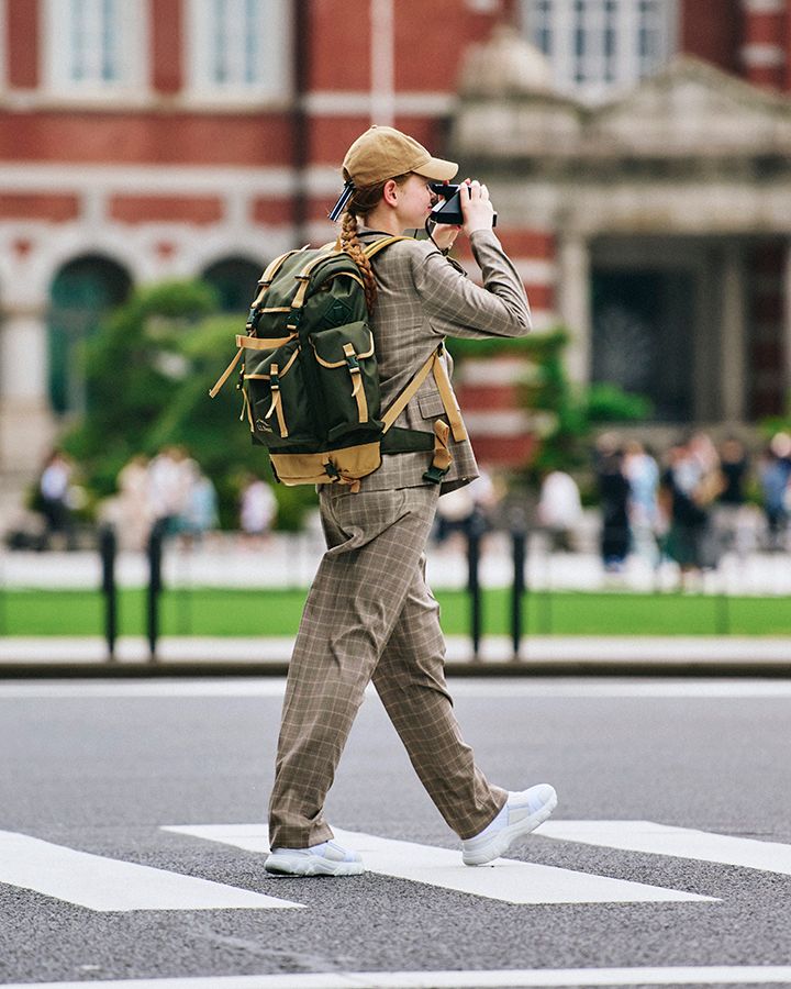 大人女性が持ちたいレディースリュック6選と「きれいめ」「カジュアル」向けおすすめコーデ例