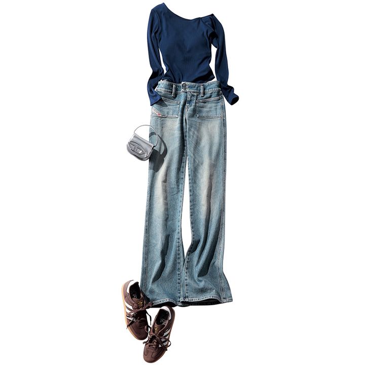 ネイビーのワンショルダーのボディスーツをローライズデニムとスニーカーでカジュアルダウンした着こなし