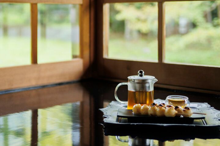 【京都・嵐山の紅葉さんぽ】源氏物語＆ご利益めぐりで秋の嵯峨野を満喫、話題の境内カフェも♪