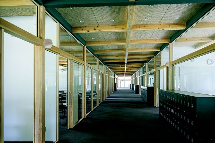 柱や梁に使われている地元 の神山杉の香りがほんのりと香る校 内の廊下。