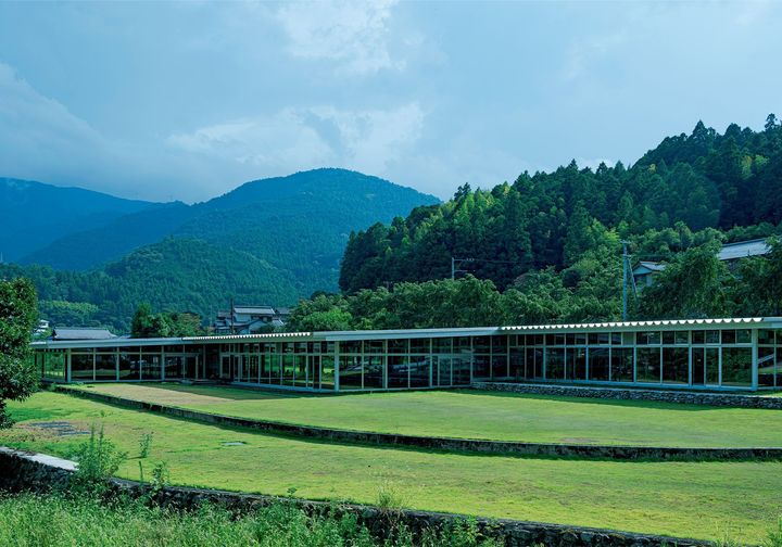 木造平屋の校舎 「OFFICE」を手がけたのは、shushi architects。代表の吉田周一郎も徳 島出身だ。校舎はもともと棚田だっ た場所に建てられており、石積みも そのまま生かされている。春には満 開の桜が景色を彩る。