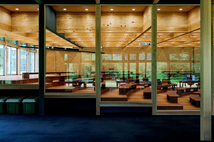 各教室はガラス張りでオ ープンかつインクルーシブな空間が 広がる。地形の傾斜を利用し て作られている大講義室では、起業家による特別授業などが頻繁に行わ れている。