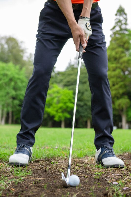 左足上がりは「傾斜なり」に立ってうつのはNG…!? 最新のライ別打ち方を解説