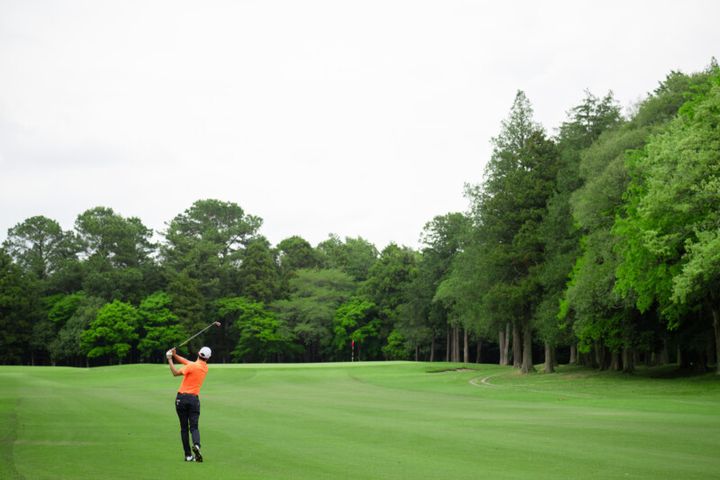 左足上がりは「傾斜なり」に立ってうつのはNG…!? 最新のライ別打ち方を解説