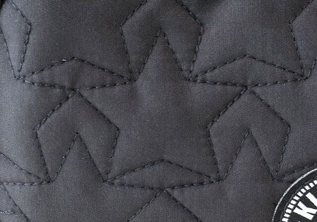 Kipling 整理上手な8ポケット 星柄キルティングバッグ 星形のキルティングデザイン