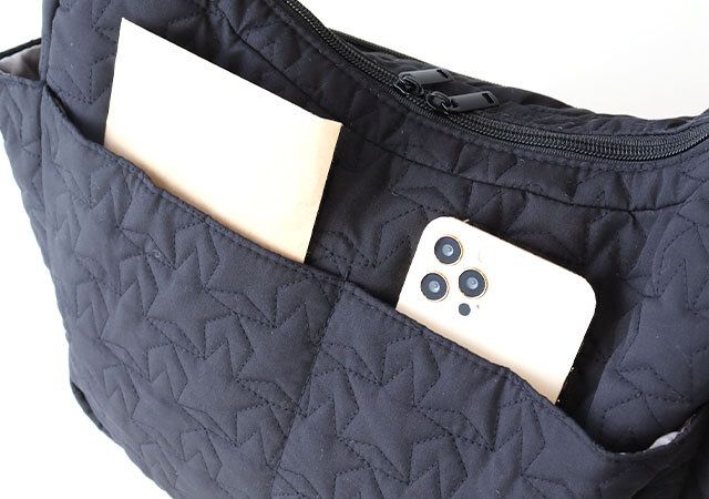 Kipling 整理上手な8ポケット 星柄キルティングバッグ 背面ポケット