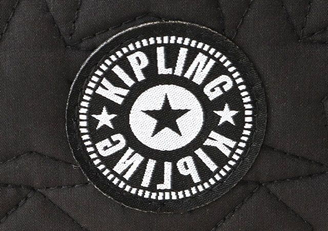 Kipling 整理上手な8ポケット 星柄キルティングバッグ ロゴデザイン