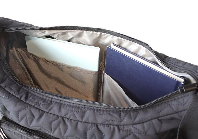 Kipling 整理上手な8ポケット 星柄キルティングバッグ 内ポケット