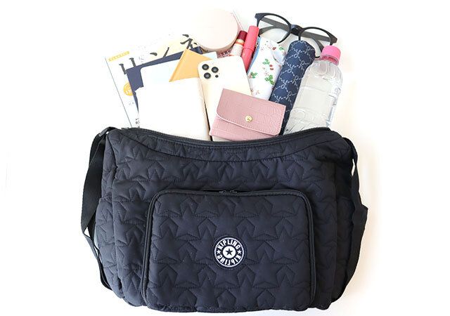 Kipling 整理上手な8ポケット 星柄キルティングバッグ これだけの荷物をひとまとめに