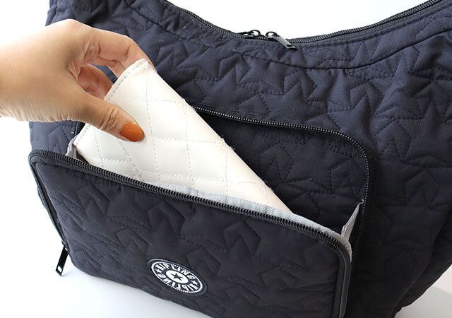 Kipling 整理上手な8ポケット 星柄キルティングバッグ フロントポケット