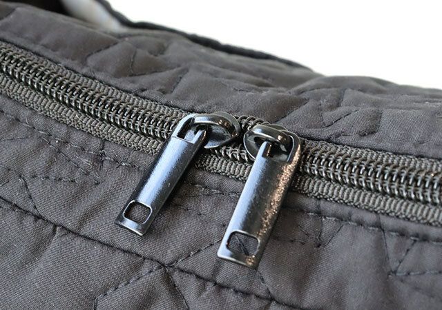 Kipling 整理上手な8ポケット 星柄キルティングバッグ ダブルファスナー