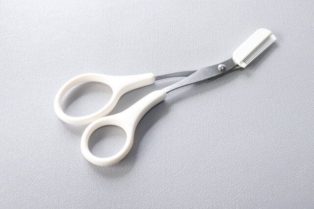 セリア コーム付眉毛用はさみ デザイン