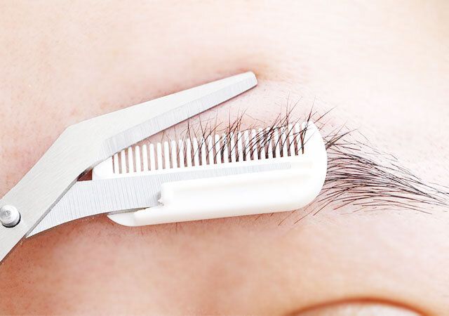 セリア コーム付眉毛用はさみ 使用例