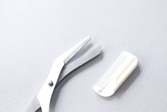 セリア コーム付眉毛用はさみ 取り外し