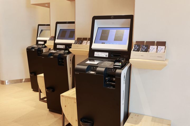 ロビーの自動チェックイン機