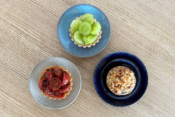 （写真左から）「スイートマルゲリータのタルティミニ」530円、「樹上完熟 イエローシャインマスカットのタルティミニ」780円、「タルティミニマカダミアん」380円