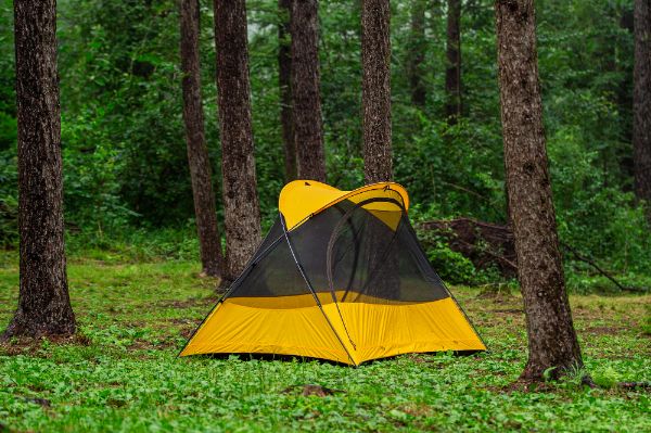 ソロキャンプでの正しいテント選びとは？コンパクト性もあり超軽量さが重要！