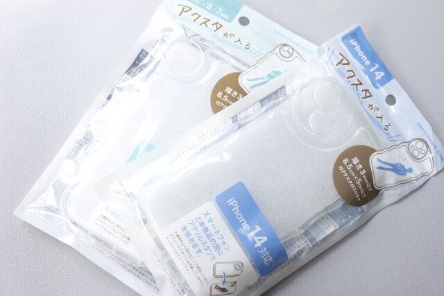 セリアのアクスタが入るスマートフォンケース2