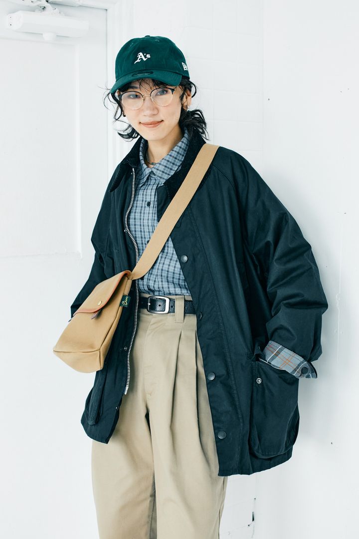 《バブアー》のオイルジャケットは大きめで着たい！チノパンを合わせておじさんルックに【FUDGE FRIEND おしゃれさんの毎日コーディネート vol.449｜UMI】