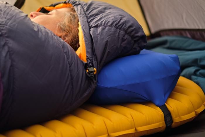 Pillow Strapを装着して眠っている人