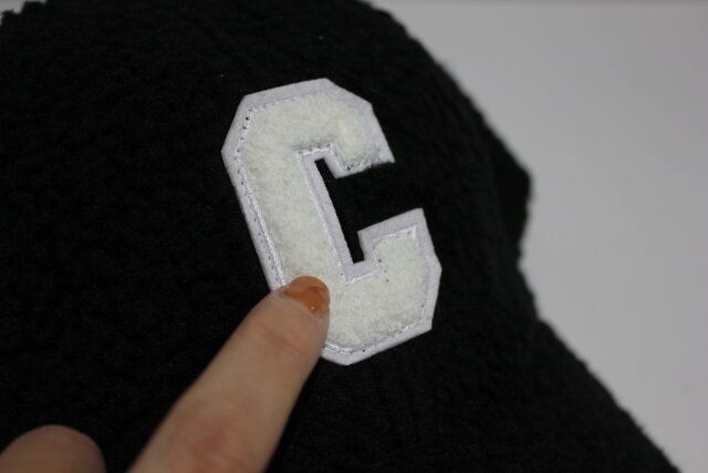 ダイソー レディースコージーフリースキャップ（ブラック） ロゴ