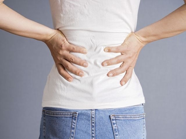 腰を押さえる女性