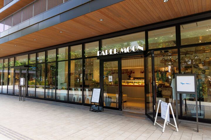 バスケットを片手にピクニック気分を味わう♪立川「PAPER MOON」でのんびりカフェ時間