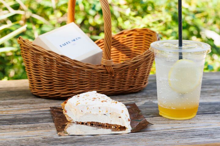 バスケットを片手にピクニック気分を味わう♪立川「PAPER MOON」でのんびりカフェ時間