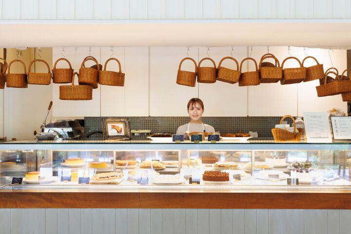 バスケットを片手にピクニック気分を味わう♪立川「PAPER MOON」でのんびりカフェ時間