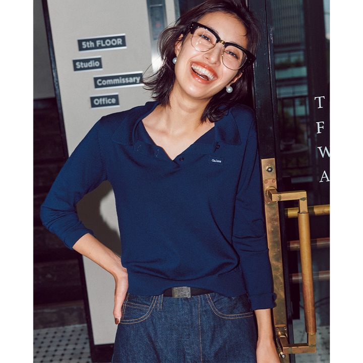 ネイビーのポロトップスと濃色デニムにガチャベルトでアクセントをプラス