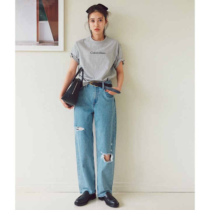 カルバンクラインのTシャツにデニムのシンプルコーデにベルトでメリハリを出した着こなし