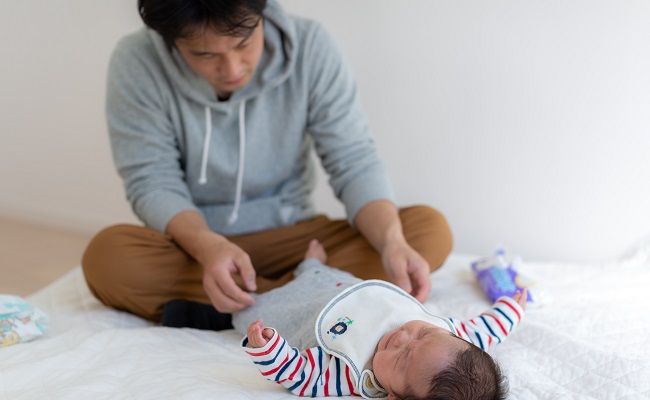 おむつ替えをするパパ