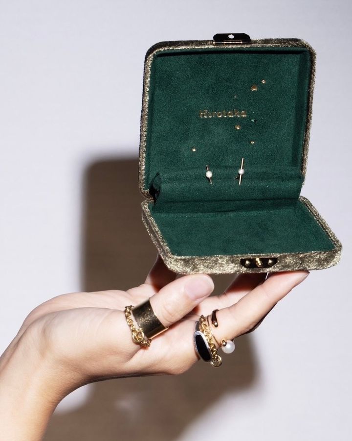 「バイオルミネッセンス」ホリデーコフレ2024 ￥44,000〜￥66,000（セット内容：「モスキート」コレクションのピアス3型、ネックレス2型から１アイテム／オリジナルコンパクトジュエリーケース／オリジナルジュエリークロス／オリジナルホリデーブレンド ソイキャンドル70ml）＊期間・数量限定