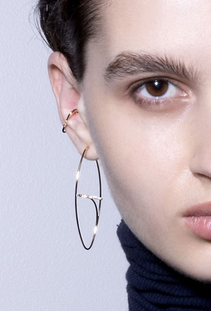 「スペシャル リミテッド エディション」ホリデーコフレ2024 に入っている「ゴッドサマー」コレクションのダイヤモンド フローティングピアスLサイズと、「ミロ」ダイヤモンド オブロング イヤーカフ