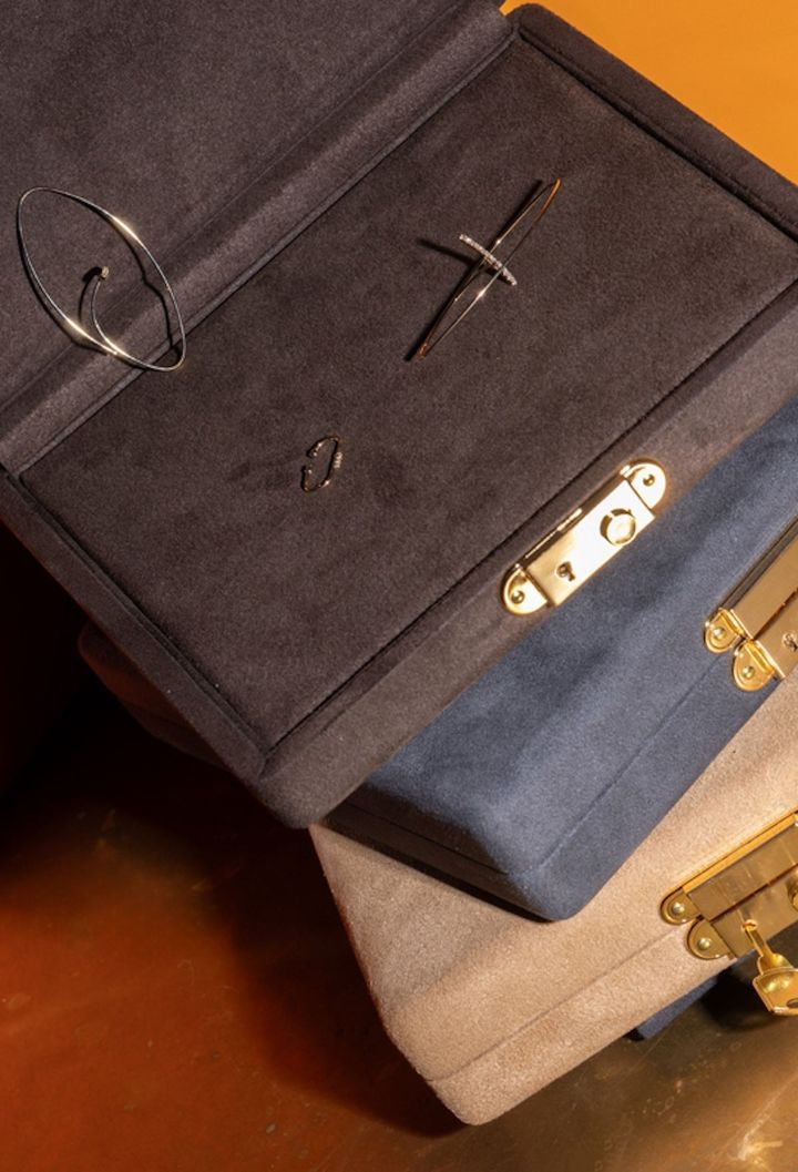 「スペシャル リミテッド エディション」ホリデーコフレ2024 ￥205,700（セット内容：「ゴッドサマー」コレクションのダイヤモンド フローティングピアスLサイズ／「ミロ」ダイヤモンド オブロング イヤーカフ／オリジナルトラベルジュエリーケース／オリジナルジュエリークロス／オリジナルホリデーブレンド ソイキャンドル70ml）＊期間・数量限定