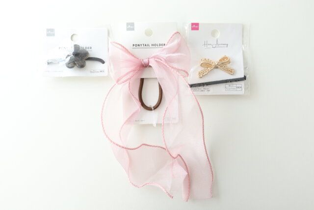 ダイソーのヘアポニー（リボン）とリボンポニー（オーガンジー、カラー）とヘアポニー（フラワータイプ）のパッケージ