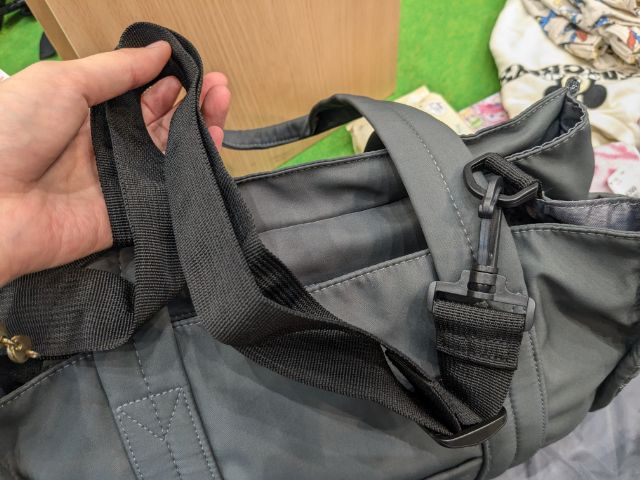 高撥水マルチシートインマザーズ 2WAY トートバッグのストラップ部分