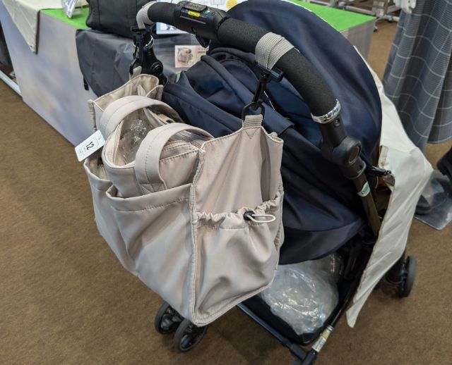 高撥水マルチシートインマザーズ 2WAY トートバッグをベビカーに引っ掛けている