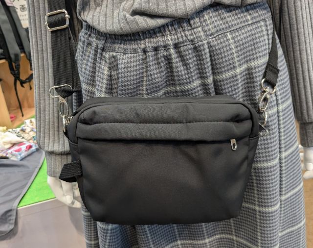 黒の高撥水マザーズショルダーポーチ