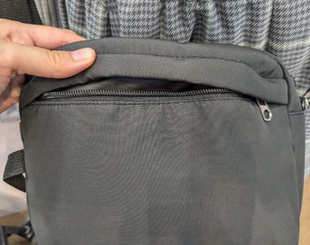高撥水マザーズショルダーポーチの前ポケット