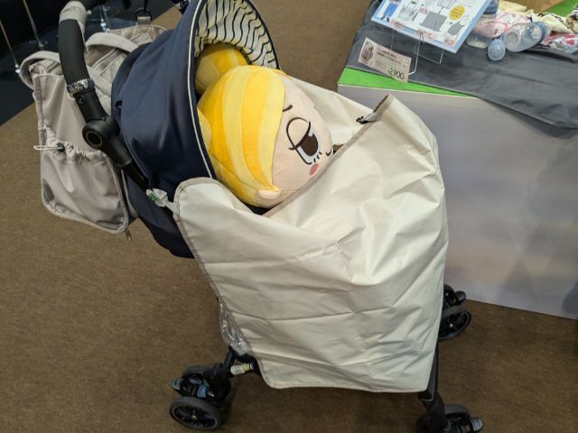 シートをベビカーに被せている