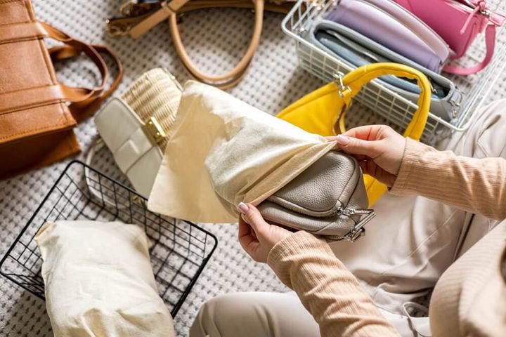バッグを丁寧に保管する様子
