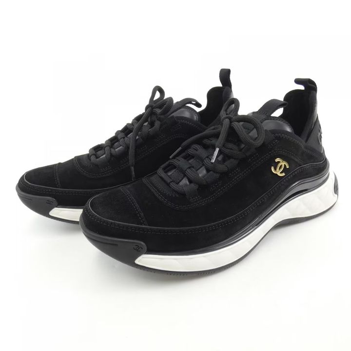 シャネルのスエードカーフスキンスニーカー