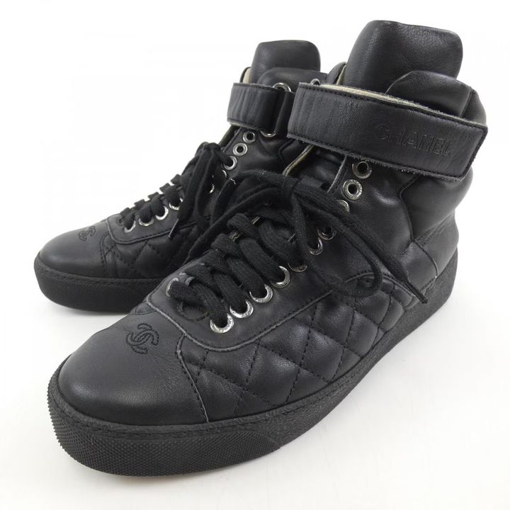 シャネルのハイカット スニーカー