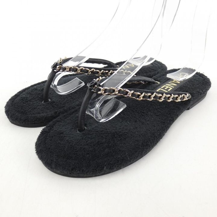 シャネルのストラップサンダル