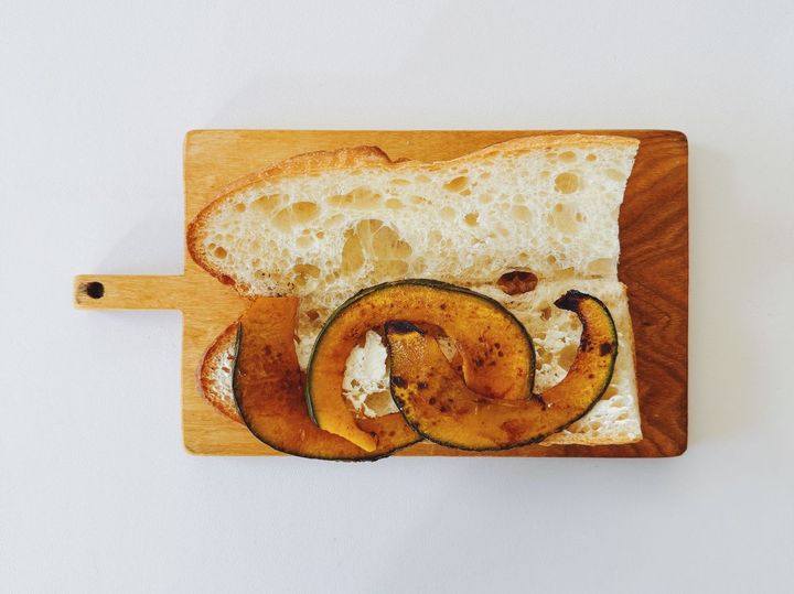 ハロウィンに作りたい！かぼちゃとベーコンのバゲットサンド【パン好きなsumire.のバゲットサンドのレシピ vol.28 〜レシピで旅するヨーロッパ〜】