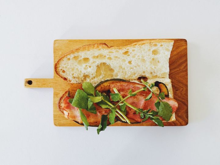 ハロウィンに作りたい！かぼちゃとベーコンのバゲットサンド【パン好きなsumire.のバゲットサンドのレシピ vol.28 〜レシピで旅するヨーロッパ〜】